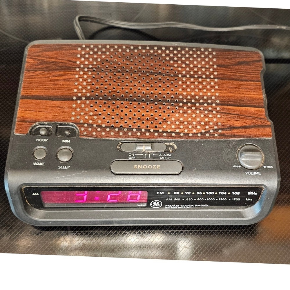 GE Vintage AM/FM Clock Radio Wood Grain Digital LED Display 7-4613A
